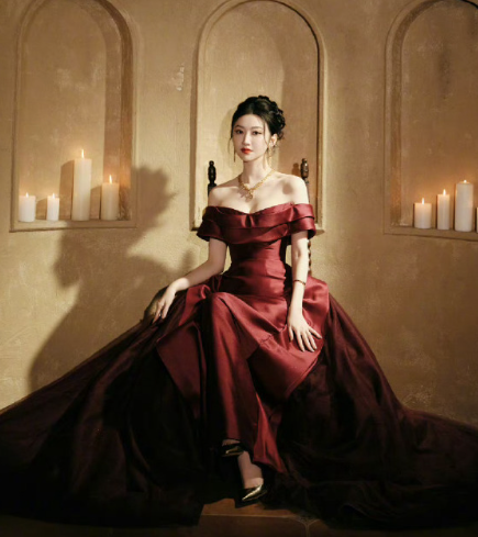 景甜的到来，让这一方天地都染上了温柔与璀璨，每一个瞬间，都是时光最动人的馈赠