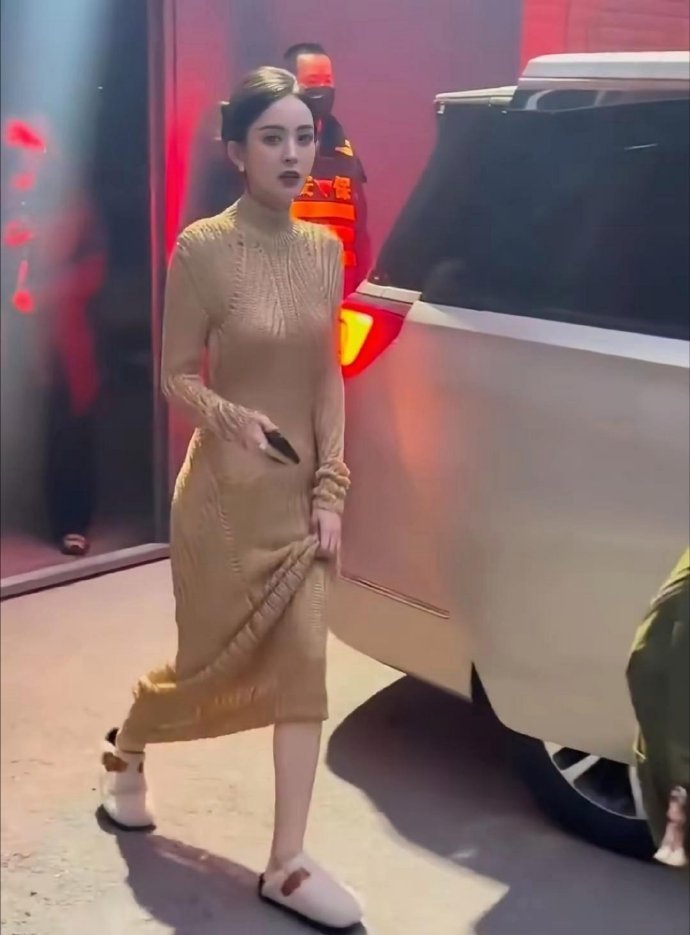 这件毛衣裙啥意思？感觉好冷啊，设计师哪来的灵感？