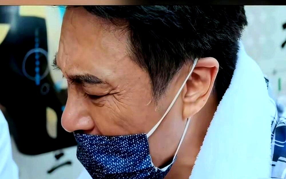 刚咬了一口兔头，64岁的吴镇宇当场吐了出来。在成都一家大排长队的网红餐厅里，这位老牌演员没有给镜头留