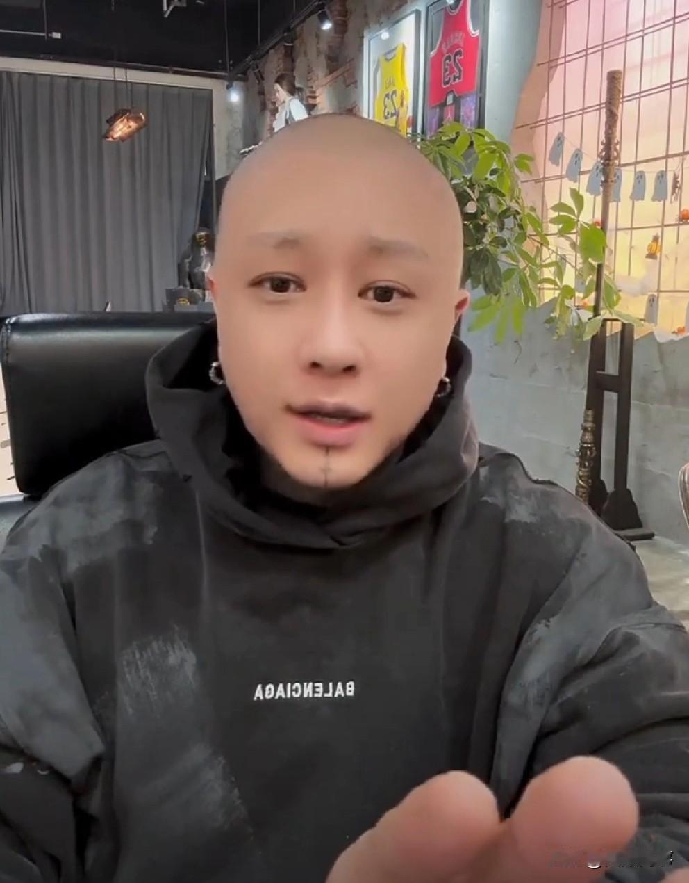 散打喊话方丈，没有我你还在夜场跳舞呢！散打哥坚称是方丈的伯