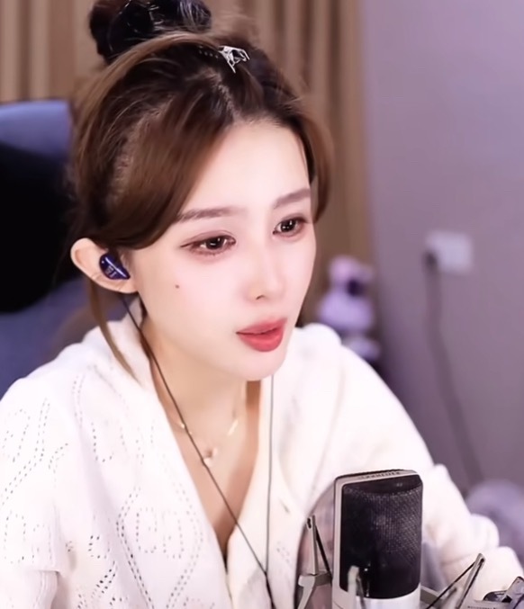 果冻：我有时候真的挺佩服我自己的，我说换平台就换平台。当时我来这边的时候，我就预