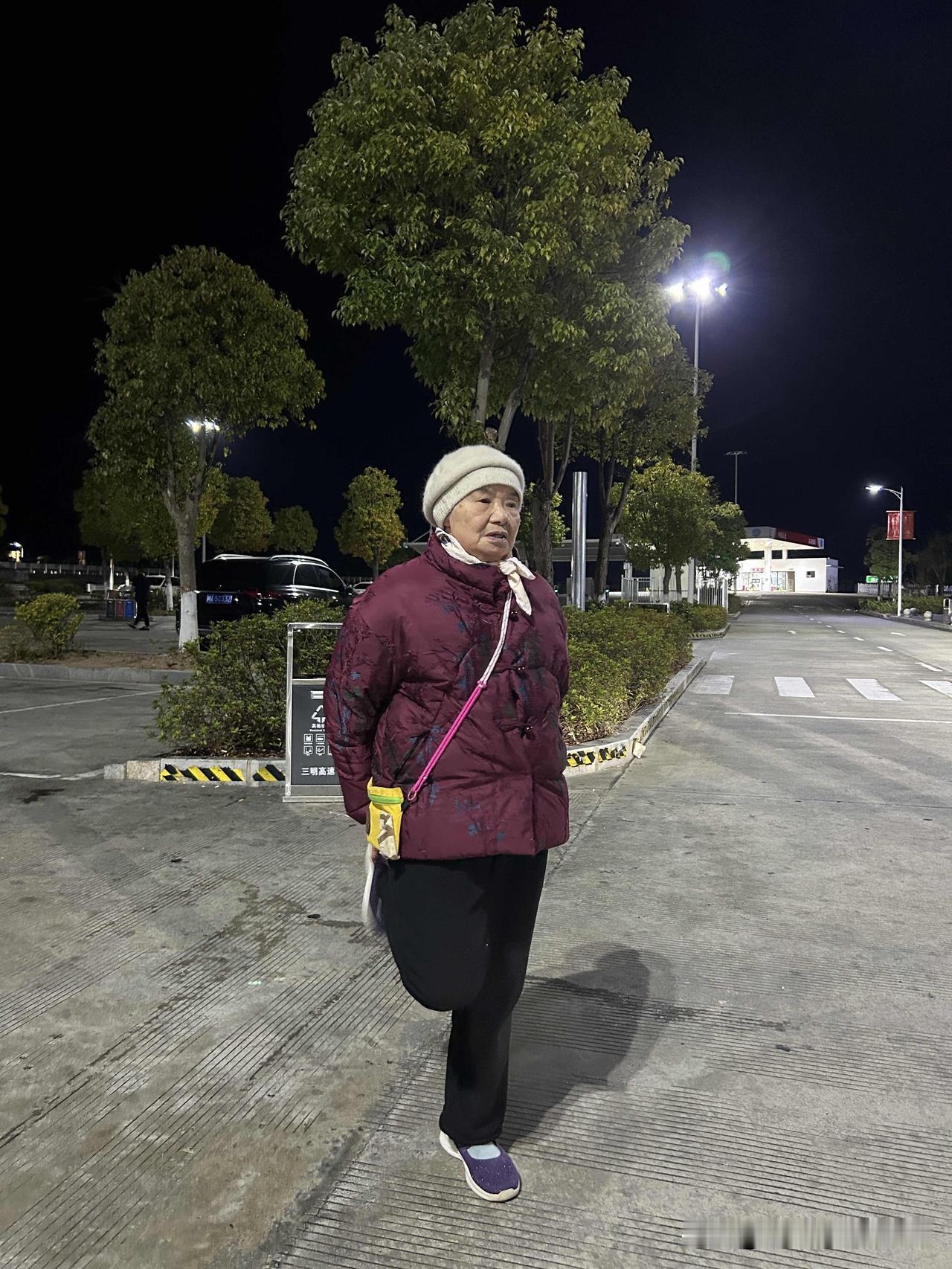 这个在高速服务区做金鸡独立的老太太，你们猜她多大年纪？[捂脸哭]85岁！下午1点