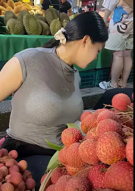 这么大的荔枝，至少一百！