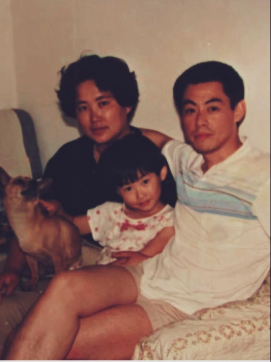 小时候的朱珠像妈妈，长大后像爸爸！你们看是不是？