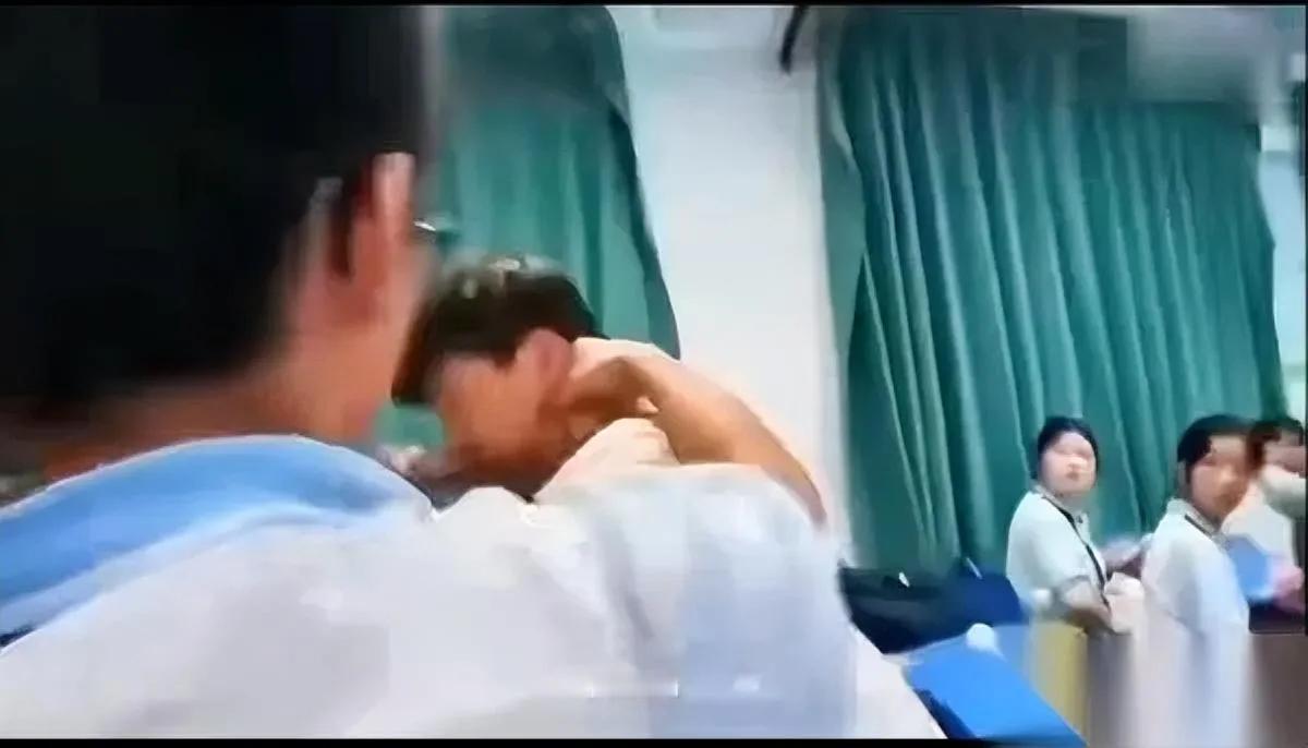 当众被泼饮料有多屈辱？男生被女生连泼两瓶可乐起因竟是考试分数差30分。女