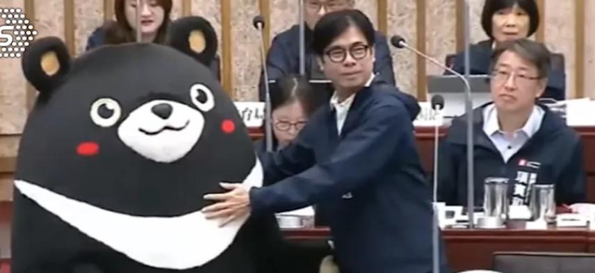 “高雄熊”爆陆货！市府称业界惯例蓝酸勿双标高雄观光大使“高雄熊”近来活跃在各