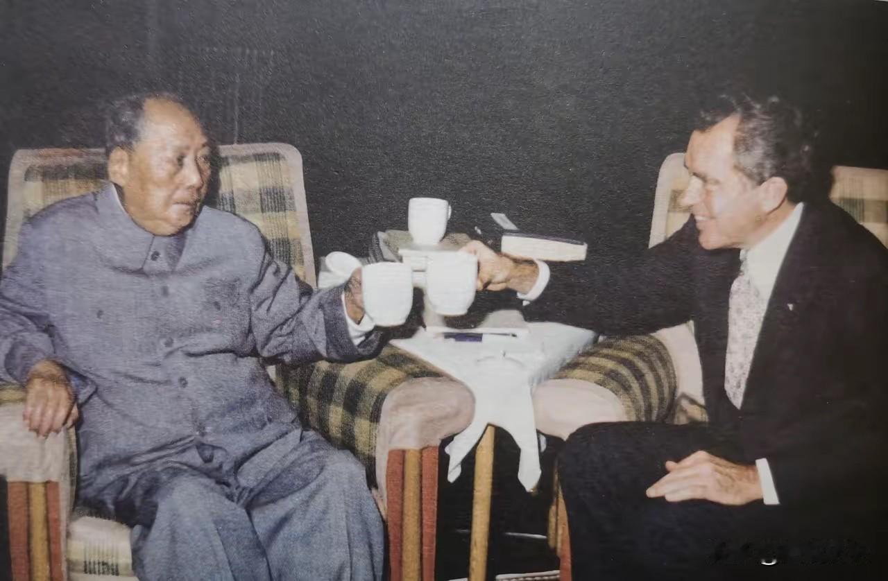 这张珍贵合影你一定没见过！这张合影拍摄于1976年2月23日，毛主席最后一次