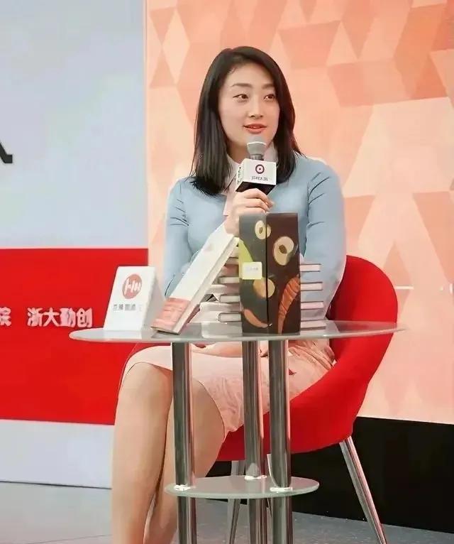 宗馥莉登上热搜！不是她出席活动因为穿着奢侈品牌，也不是娃哈哈又有大动作，而是她