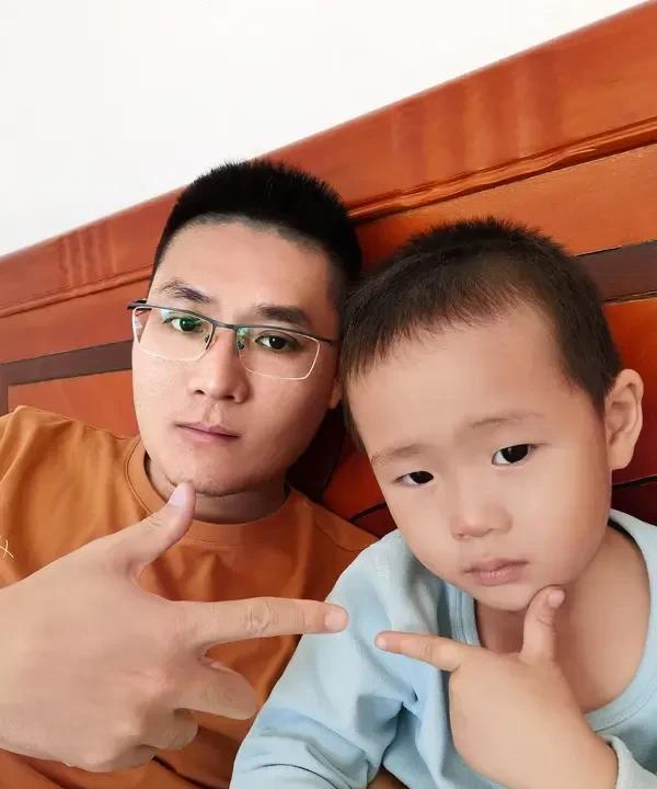管孩子必须一个人作主，另一个人为辅。否则两个人很有可能因意见不合吵架。我也不同