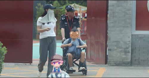 今天刷到陈好近况了，久违露面，在学校门口接儿子放学然后评论区吵翻了。原因是她小