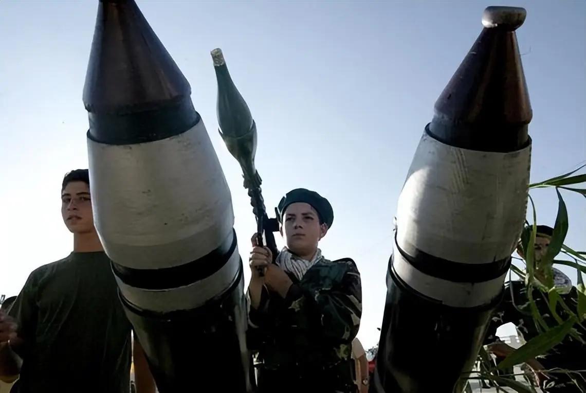 伊朗只做两件事，美国和以色列就会认怂。一、把导弹装置和无人机伪装到众多商船上，