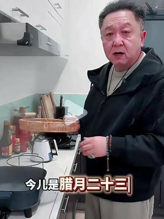 昨晚失眠，刷到于谦过小年的那条视频，整个人一下子清醒了。这位台上永远乐呵呵的“相