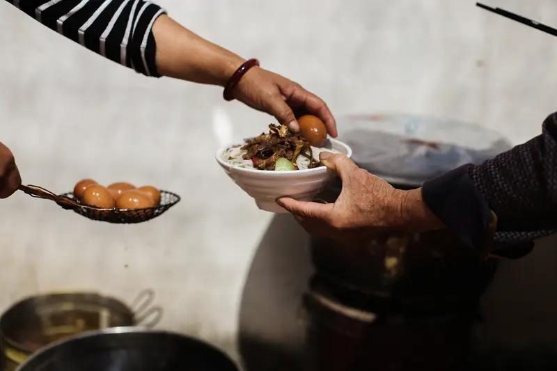 以前也听说过，为了找地方吃现成的饭，就故意犯点错误，这样衣食无忧[捂脸哭]最不值得