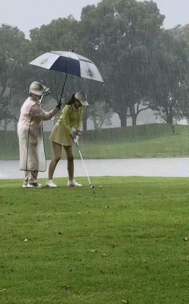 雨停了再打是不是违反了高尔夫规则？