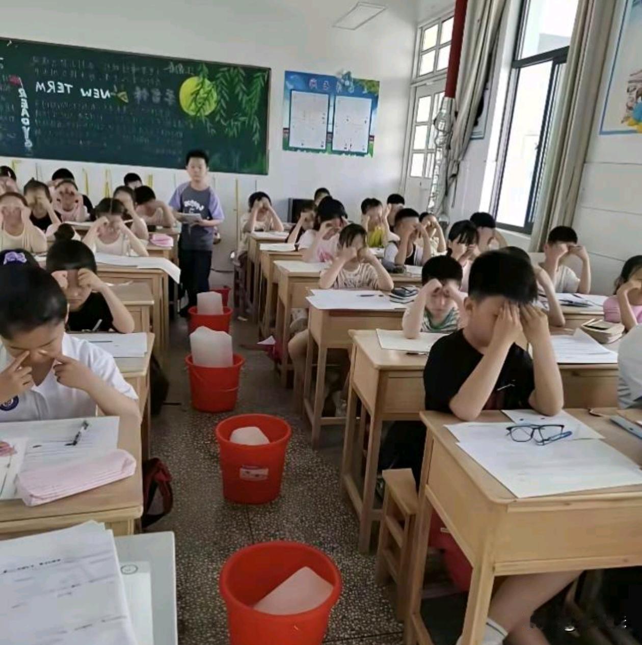 用冰块降温，为啥都不安个空调？