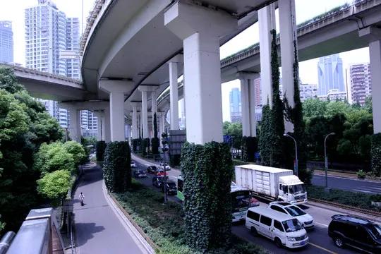 上海南北高架是全线连续高架快速路，主线整体架空，全长18.1公里，双向6车道，设