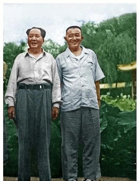 1951年8月，毛主席和罗瑞卿合影。据其子罗箭回忆，罗瑞卿年轻时的精确身高为1.