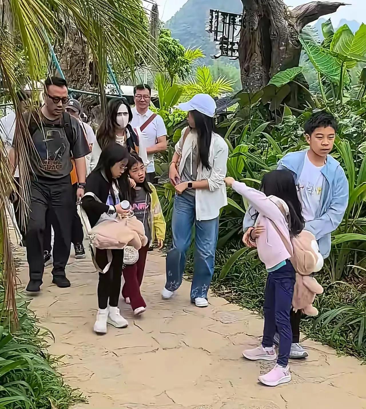 一转眼的功夫，霍中曦都那么大了，从孩童快变成小伙子了，和以前相比壮实不少。日前