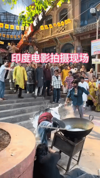 这是印度🇮🇳电影的拍摄现场。他们拍电影非常敬业，演员都是亲自上阵完成高难度