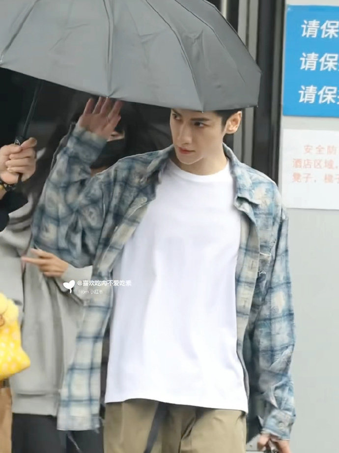 罗云熙hi6剧宣上班罗云熙你好星期六雨天上班罗云熙hi6剧宣上班，罗云熙你好