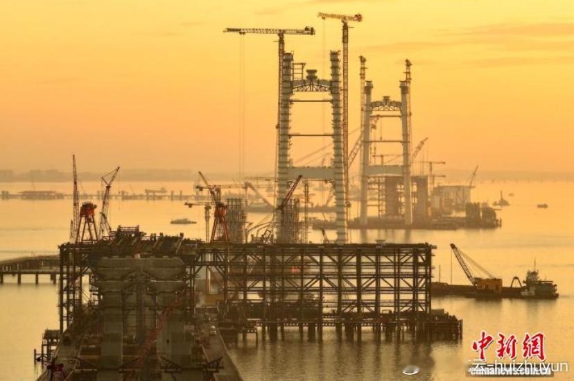 中新网厦门12月2日电(吴冠标)随着最后一个钢壳吊装到位，厦金大桥关键控制性工