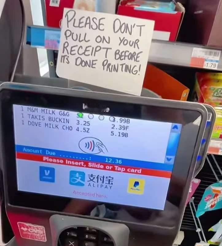 刚看到一条消息，心里挺复杂。咱们天天用的扫码支付，在美国居然成了黑帮和毒贩的