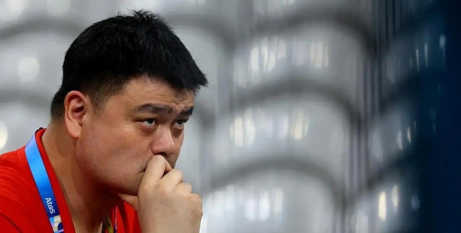 姚明身家据报道超过10亿。10月6日，他在澳门从一辆50万的蔚来ES9上下来，穿着一件火箭队印花T恤