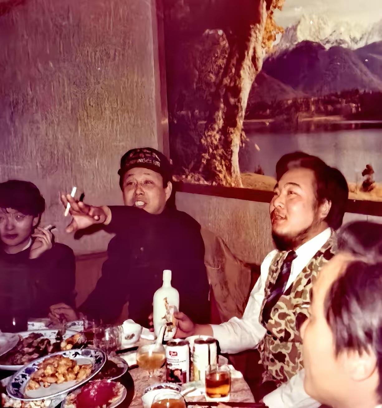 90年代初，陈道明在大西北吃饭时，他正在谈笑风生的画面。1993年，那时的陈