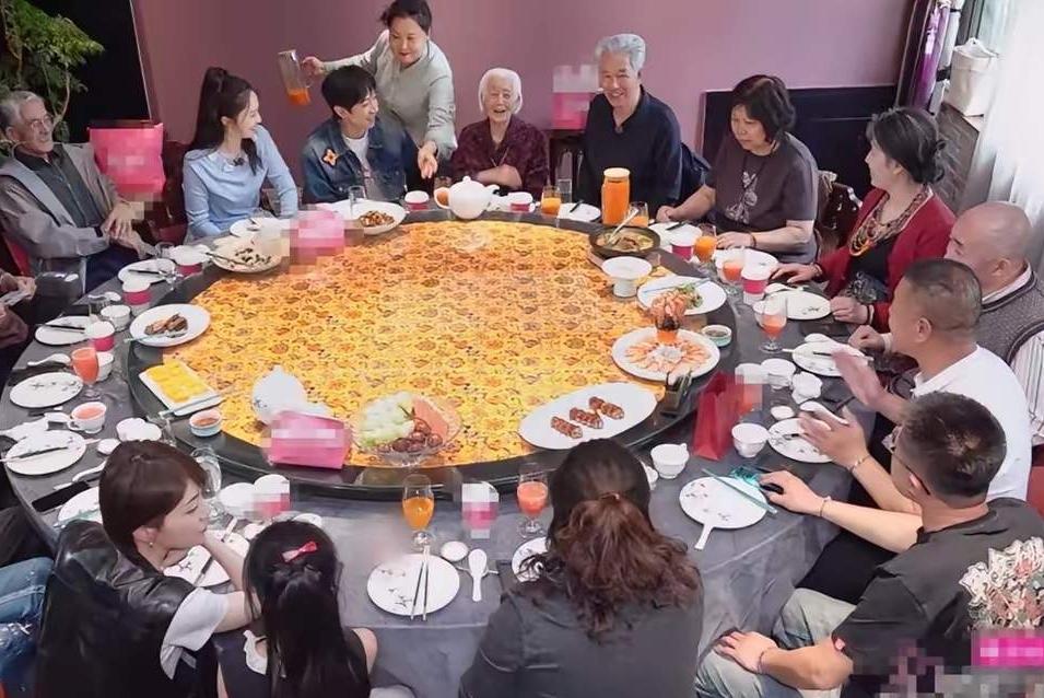 你说张维伊他人缘差呢，收金首饰的一桌来了十几二十号人，甚至他家亲戚带着氧气瓶都要