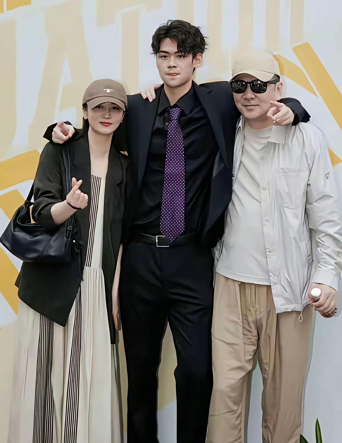 万万没想到陈建斌的儿子颜值这么出彩！个子挺拔身形俊朗，眉眼舒展大气，完美避开爸