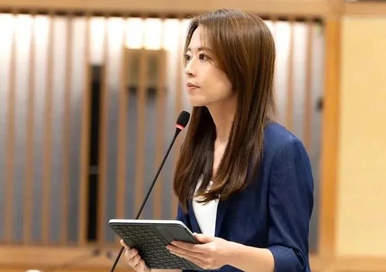这是一个非常罕见的举动，国民党新北市议员江怡臻在6月9日突然宣布不参选连任，转而
