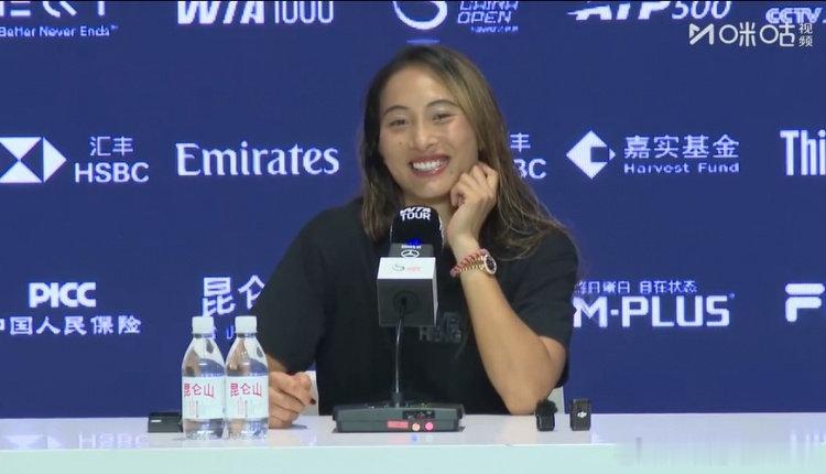 【郑钦文回应如何庆生】郑钦文期待生日礼物中网女单1/8决赛，郑钦文2-1查拉耶