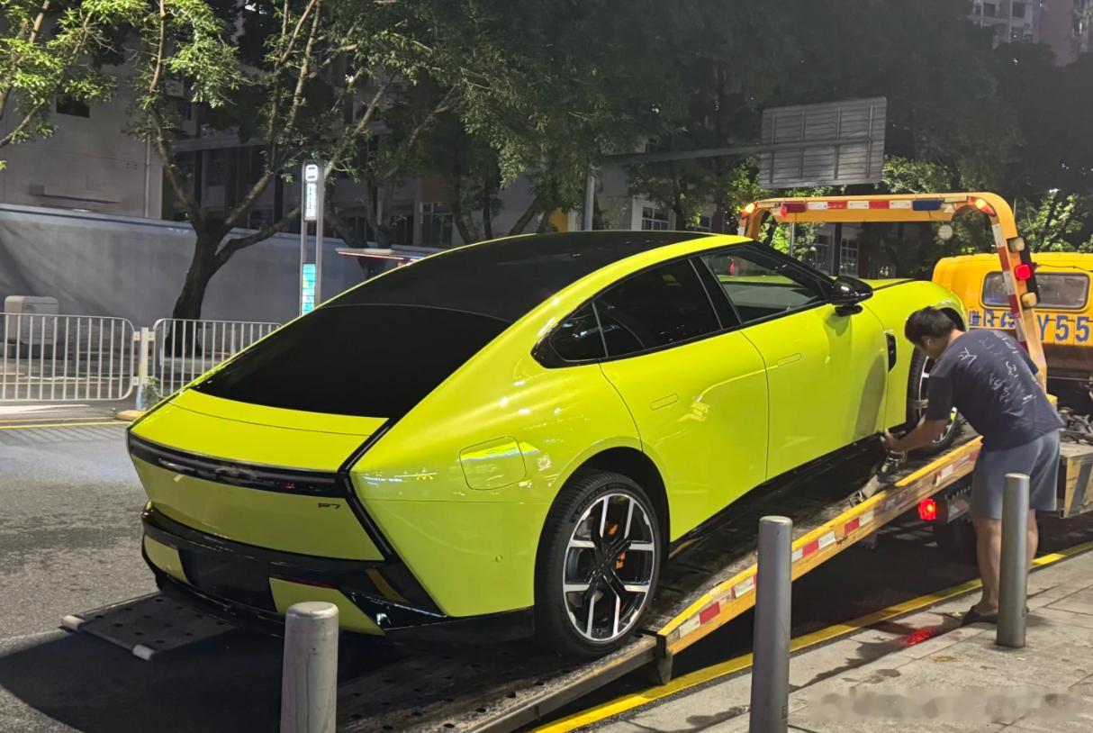 偶遇新p7果然实车比宣传图好看！​​​