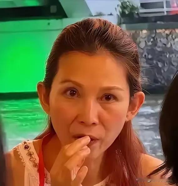 又有一个女演员成了普通的大妈，五十三岁的蔡少芬现在也是满脸皱纹，老了很多。其实