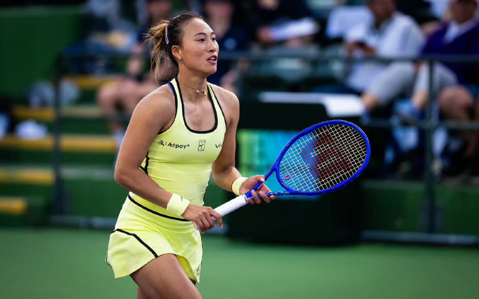 郑钦文一度连赢八局，最终以6-3、6-2击败前赛会冠军斯蒂文斯，以三连胜对手的姿