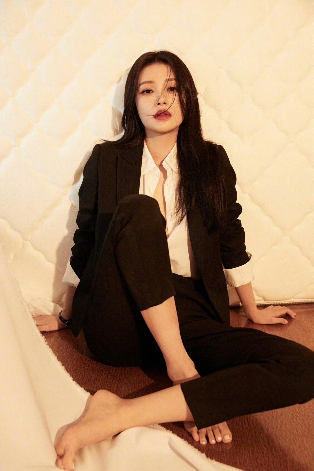孙怡一身黑西装，依旧能被美到，解开的衬衣扣子，有点小性感​​​​