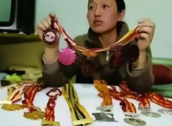 九枚金牌，换一张终身不育的诊断书。你算算这账，怎么算都是亏的。但她当年不知道。