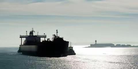 12月17日，彭博社报道，因印度需求下降，运载俄罗斯石油的油轮滞留中国附近，在中