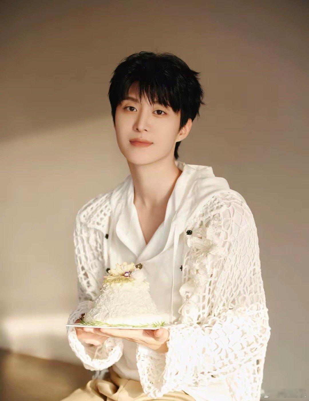 吃了一天的瓜，总算把瓜吃明白了总的看下来发现范丞丞是最里面最真诚的人，只有他出来