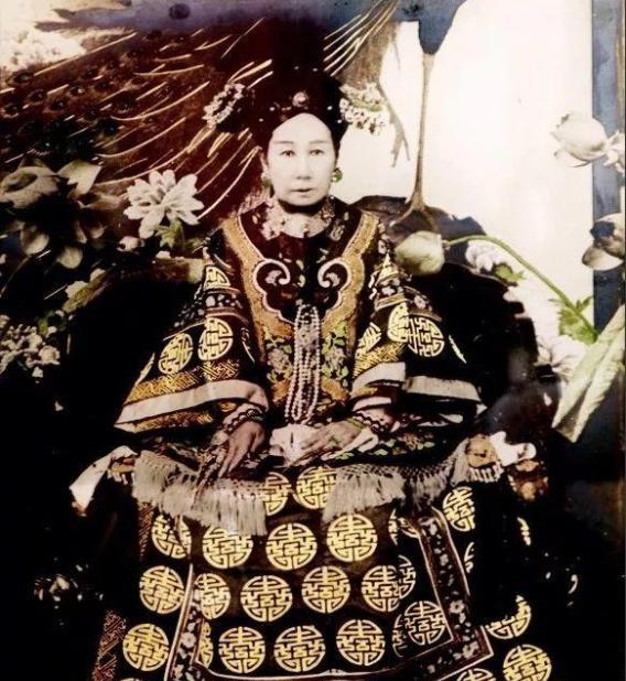 1880年，慈禧的屁股上长了疖疮，烦躁的很。太医们束手无策，毕竟谁敢摸太后的屁股