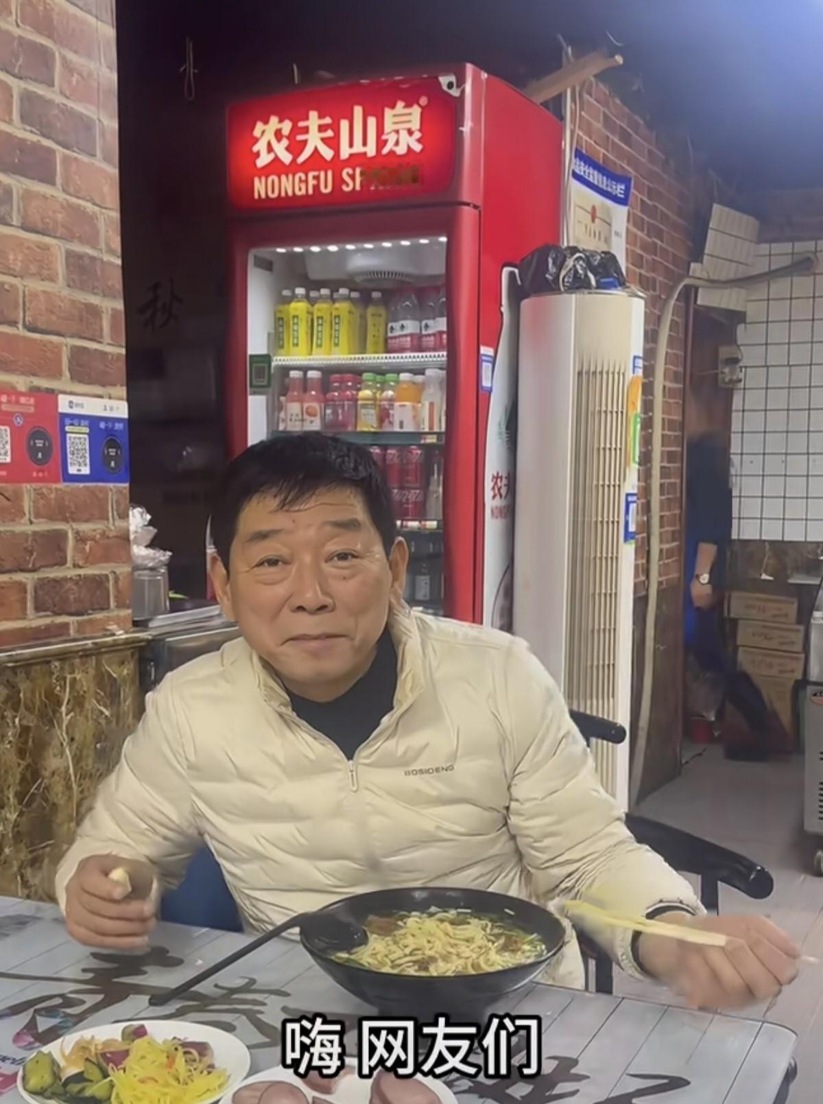 魏建军今天到哈尔滨了，一下飞机就去吃面。还是老习惯，出差第一顿饭必须是碗面。