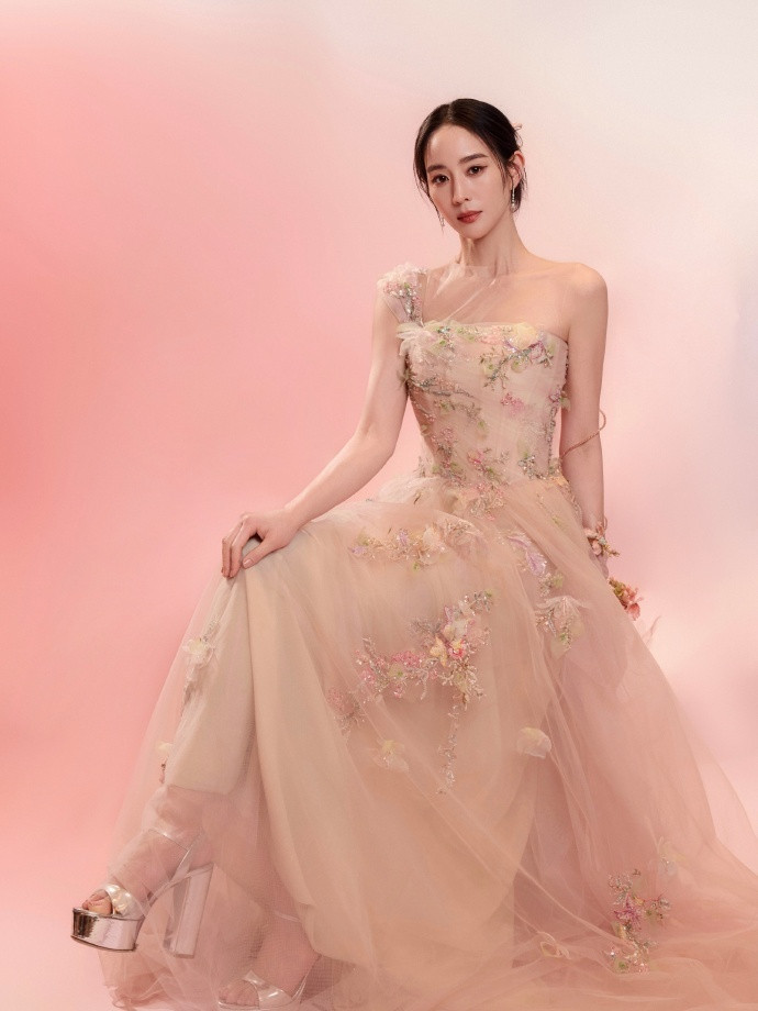 谁懂啊！春晚镜头一扫到张钧甯的唇色，目光立马被锁定！原来张钧甯春晚口红色号正是香