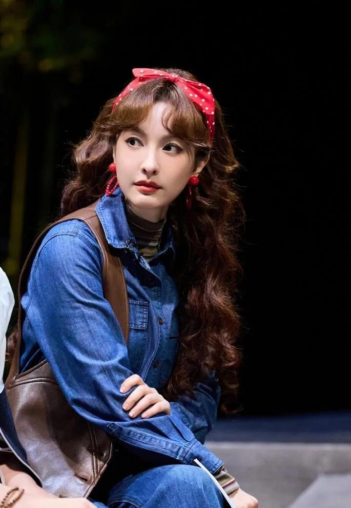 ✨吴昕新卷发也太惊艳了！红色波点发带+羊毛卷，瞬间梦回80年代港风少女，牛仔衬
