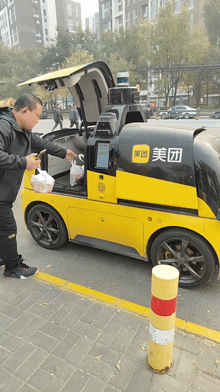 外卖小哥恐怕是要失业了！这是街头的外卖无人送餐车？它可以精准无误的将顾客的外