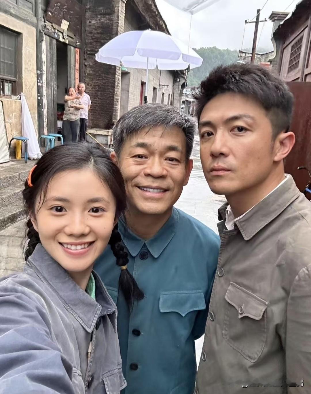 李泽锋晒热播剧《主角》幕后合影！刘浩存笑容太治愈，孙浩这沧桑感直接入戏了5月