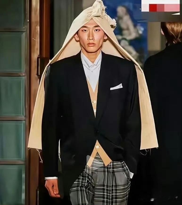 我感觉这个世家需要更换设计师了，可以才华已经用尽了！看到巴黎世家这个头巾，我