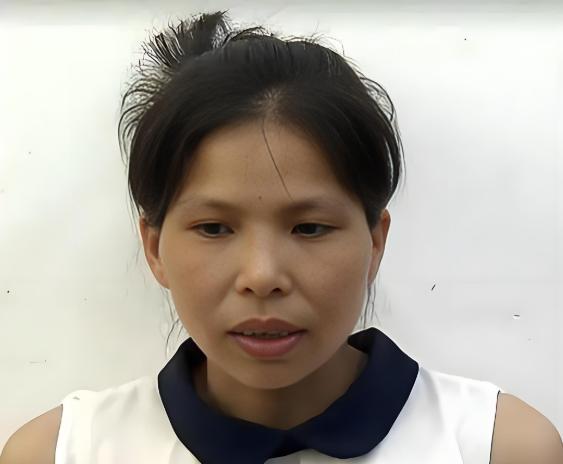 当年她高考712分，毕业于中国人民大学。后来嫁给邻村一位家境贫寒、年近四十的单身
