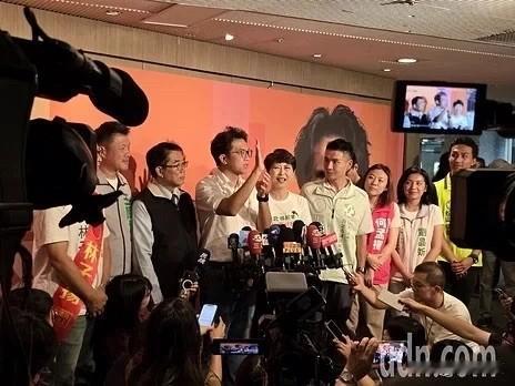 民进党台北市长参选人沈伯洋今（28日）下午参加台南之友后援会，媒体问及市政辩论、