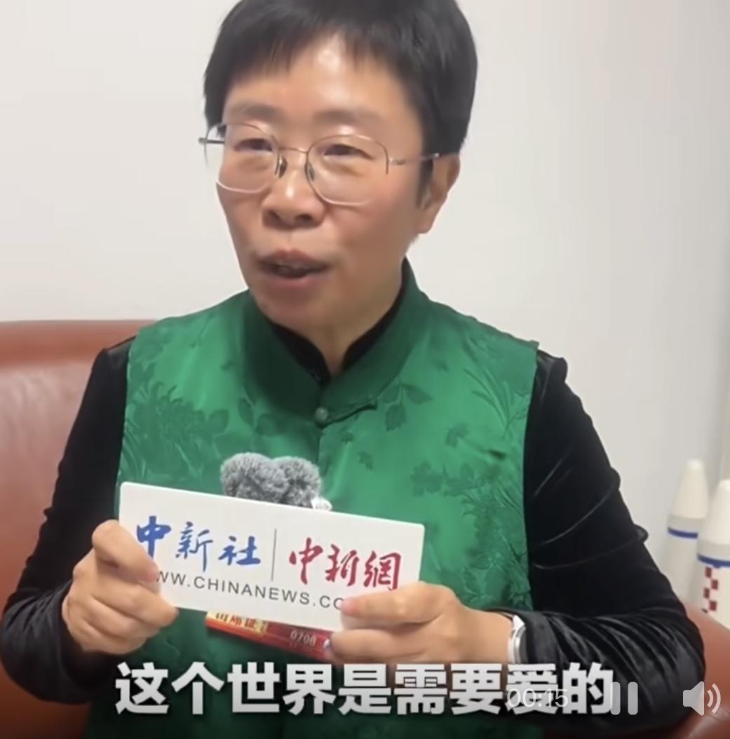 全国政协委员、中央民族大学教授蒙曼谈年轻人婚育：这个世界需要爱。她认为，年轻人婚