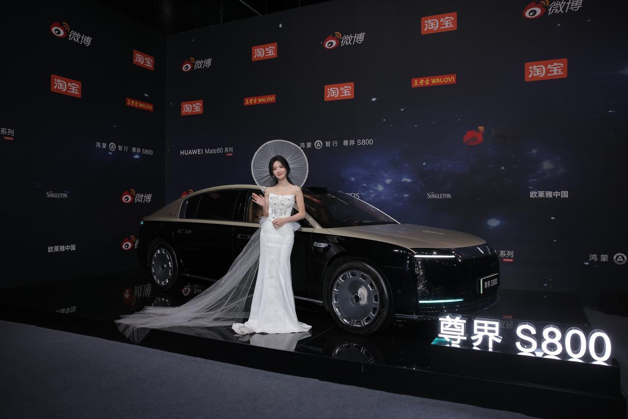 看完微博之夜,发现明星赶场是真累。娜扎采访聊到坐在尊界S800后排能放松,空间大